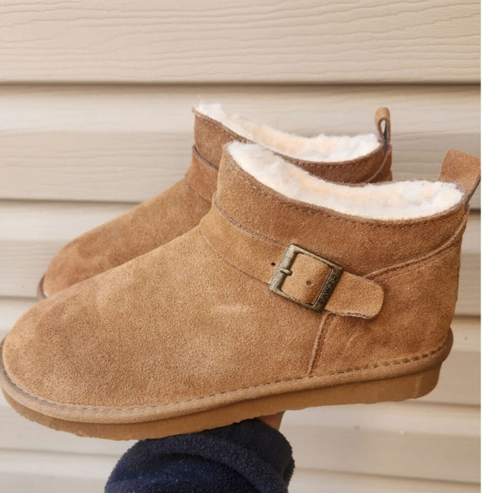 Pawz by Bearpaw size 6 New Short faux fur boots suede side buckle